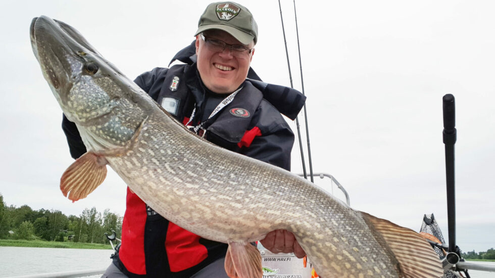 Christian Jurvanen kalastamansa hauen kanssa.